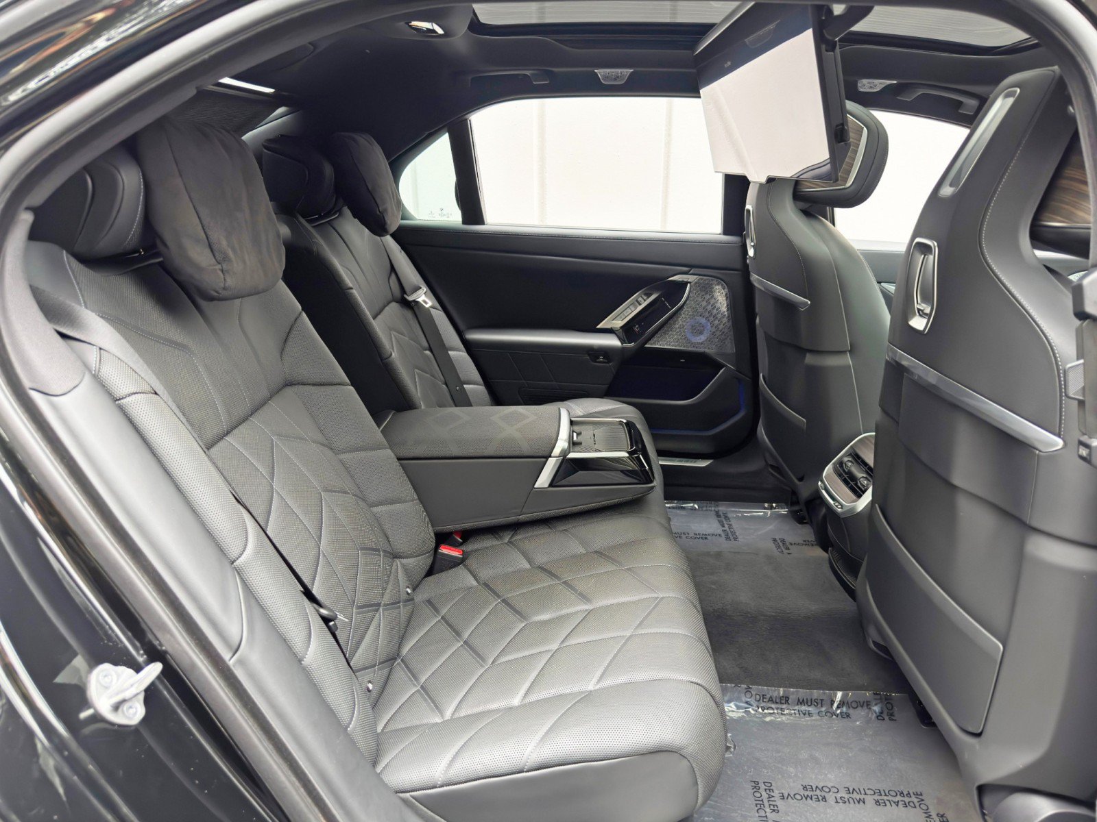 Used 2023 BMW i7 xDrive60 w/ Executive Package 2 AWD/4WD image 59