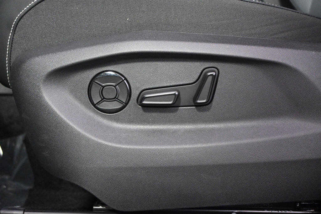 Used 2026 Volkswagen Tiguan SE AWD/4WD image 14