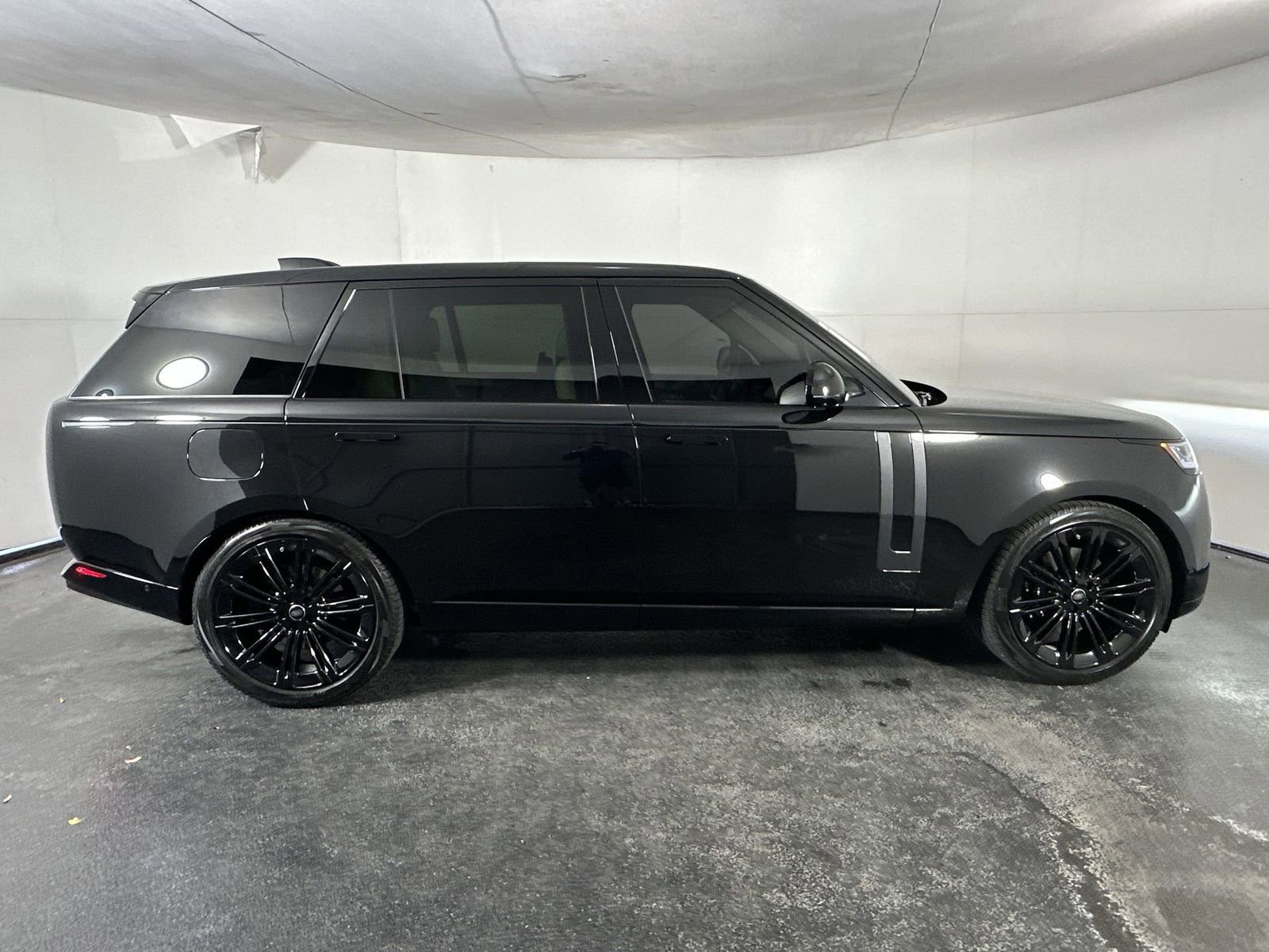 Used 2024 Land Rover Range Rover Long Wheelbase SE image 9