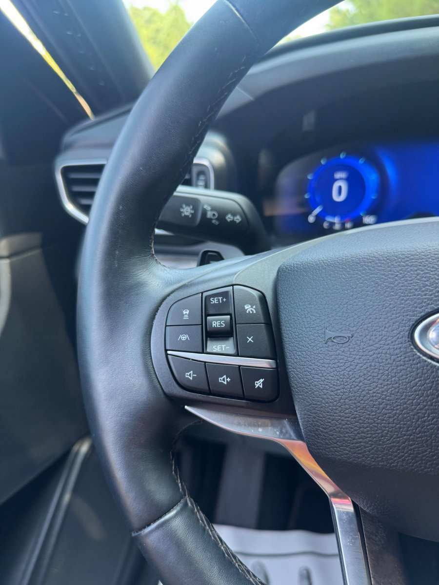 Used 2020 Ford Explorer Platinum w/ Premium Technology Package image 17