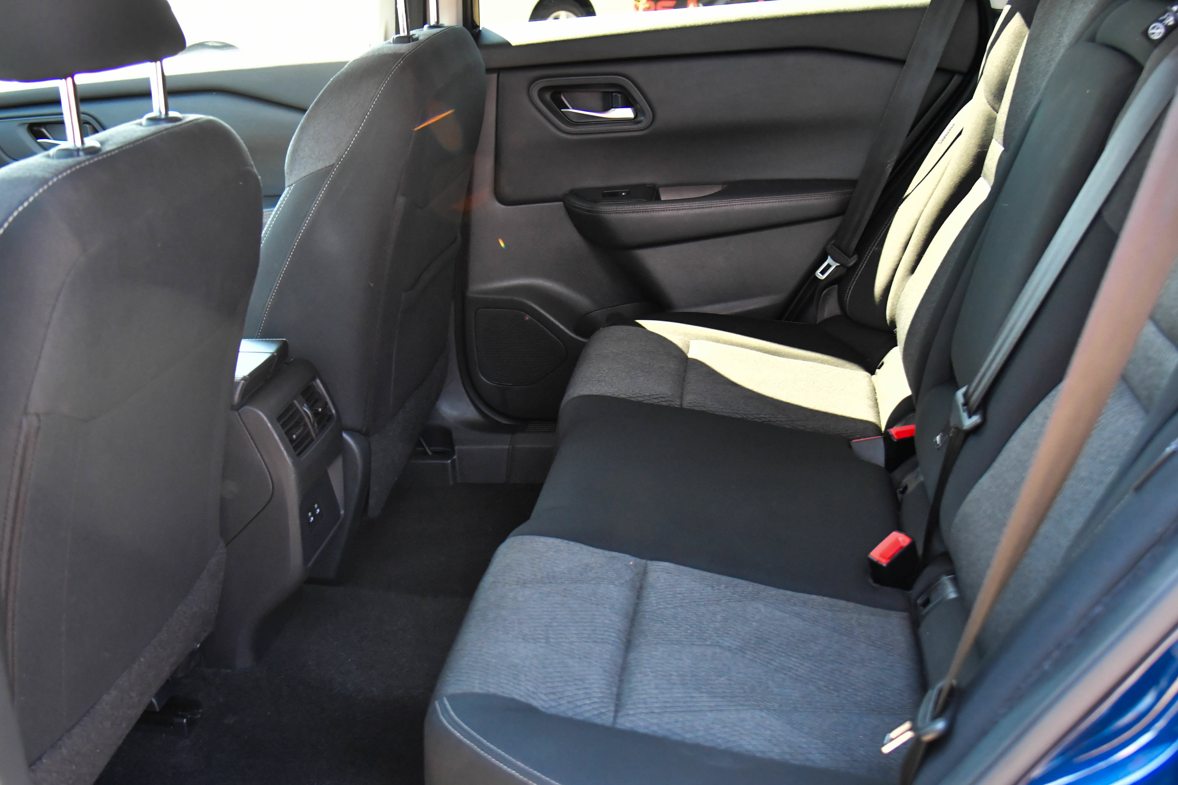 Used 2025 Nissan Rogue SV FWD image 35