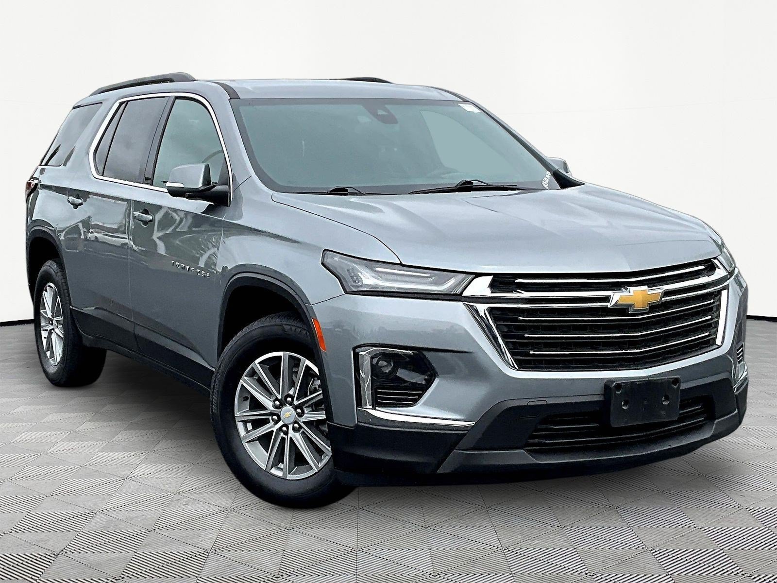 Used 2023 Chevrolet Traverse LT FWD image 3