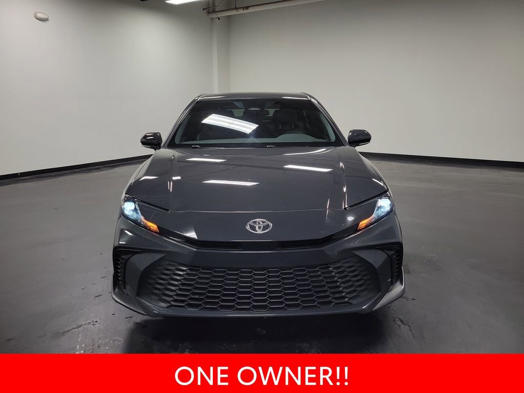 Used 2025 Toyota Camry SE image 3