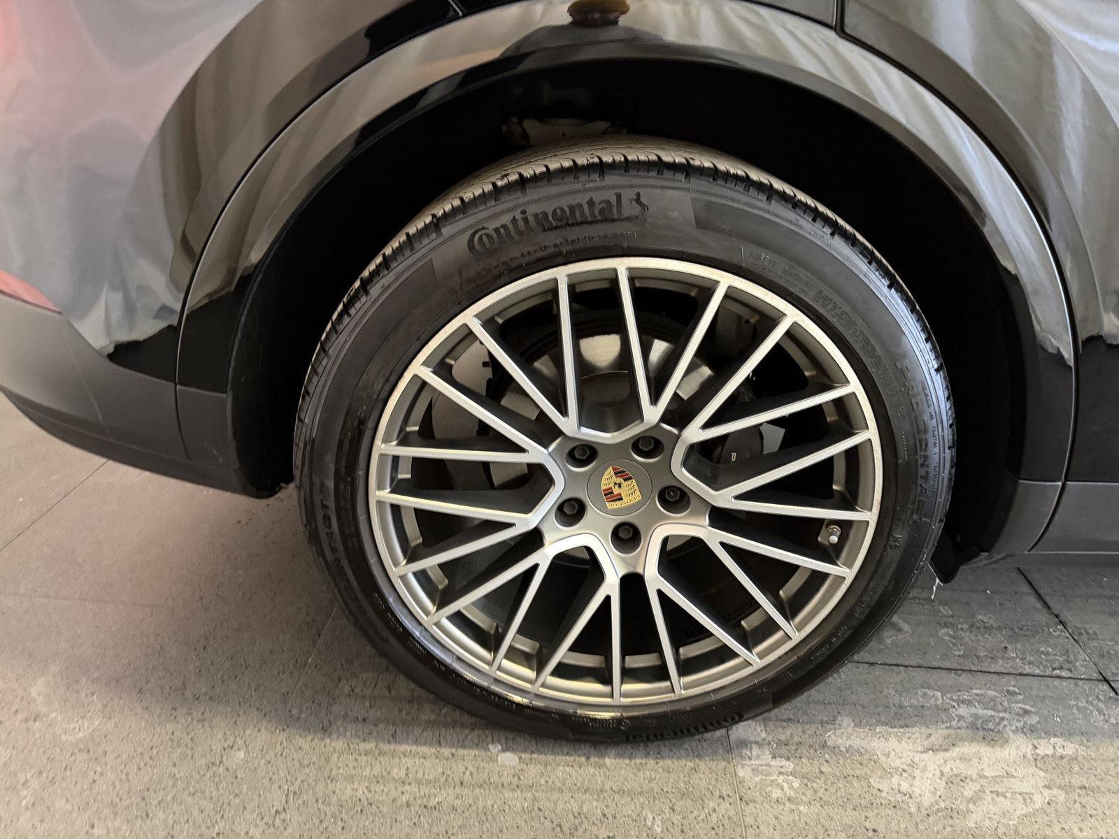 Certified 2023 Porsche Cayenne Platinum Edition image 12