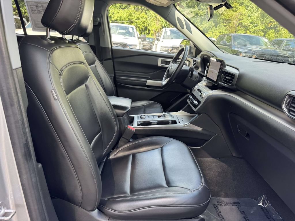 Used 2023 Ford Explorer XLT w/ Equipment Group 202A AWD/4WD image 9