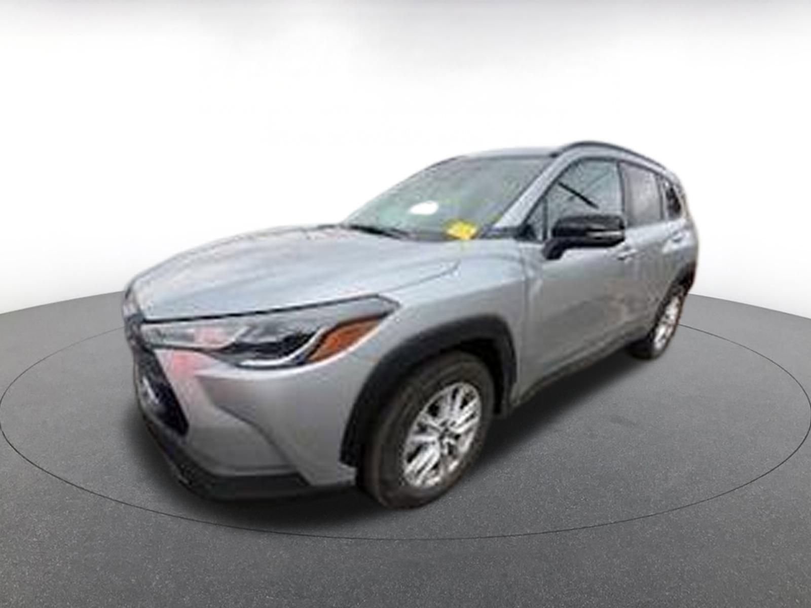 Used 2025 Toyota Corolla Cross LE image 3