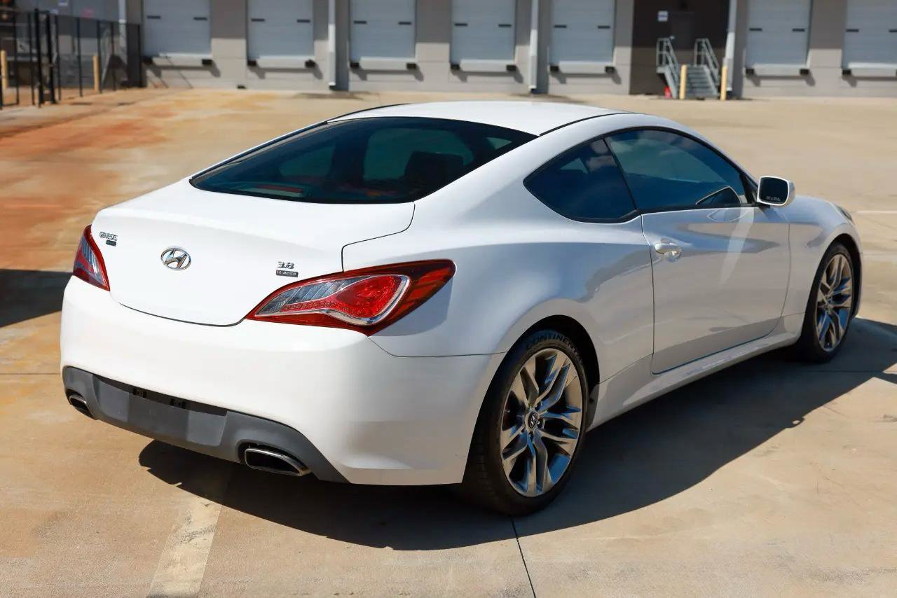 Used 2013 Hyundai Genesis 3.8 image 11