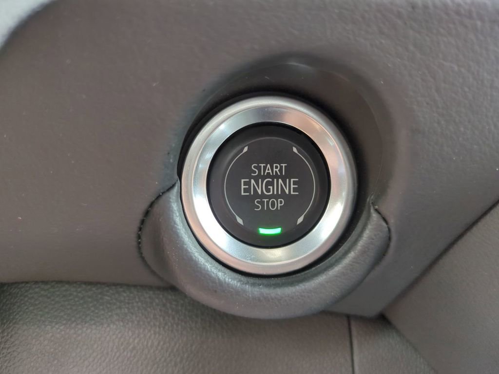 Used 2025 Chevrolet Suburban Z71 AWD/4WD image 38