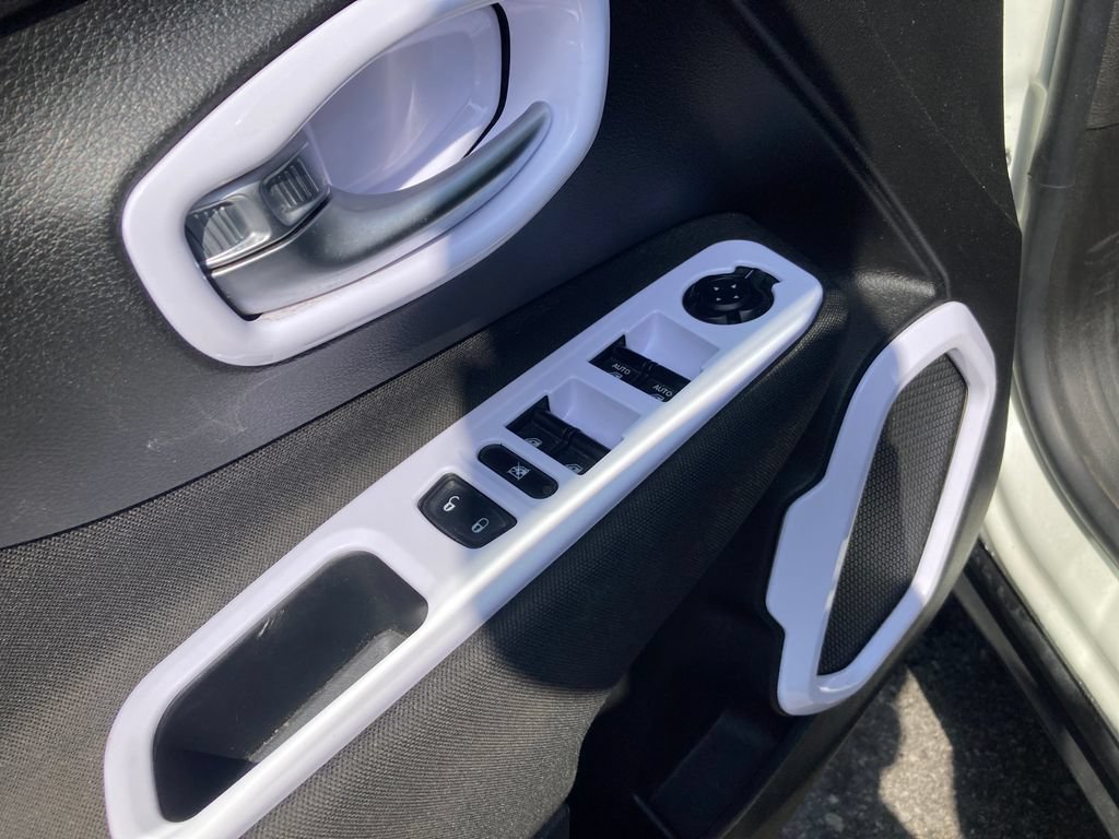 Used 2016 Jeep Renegade Latitude AWD/4WD image 14
