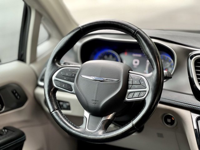 Used 2021 Chrysler Pacifica Touring-L image 34