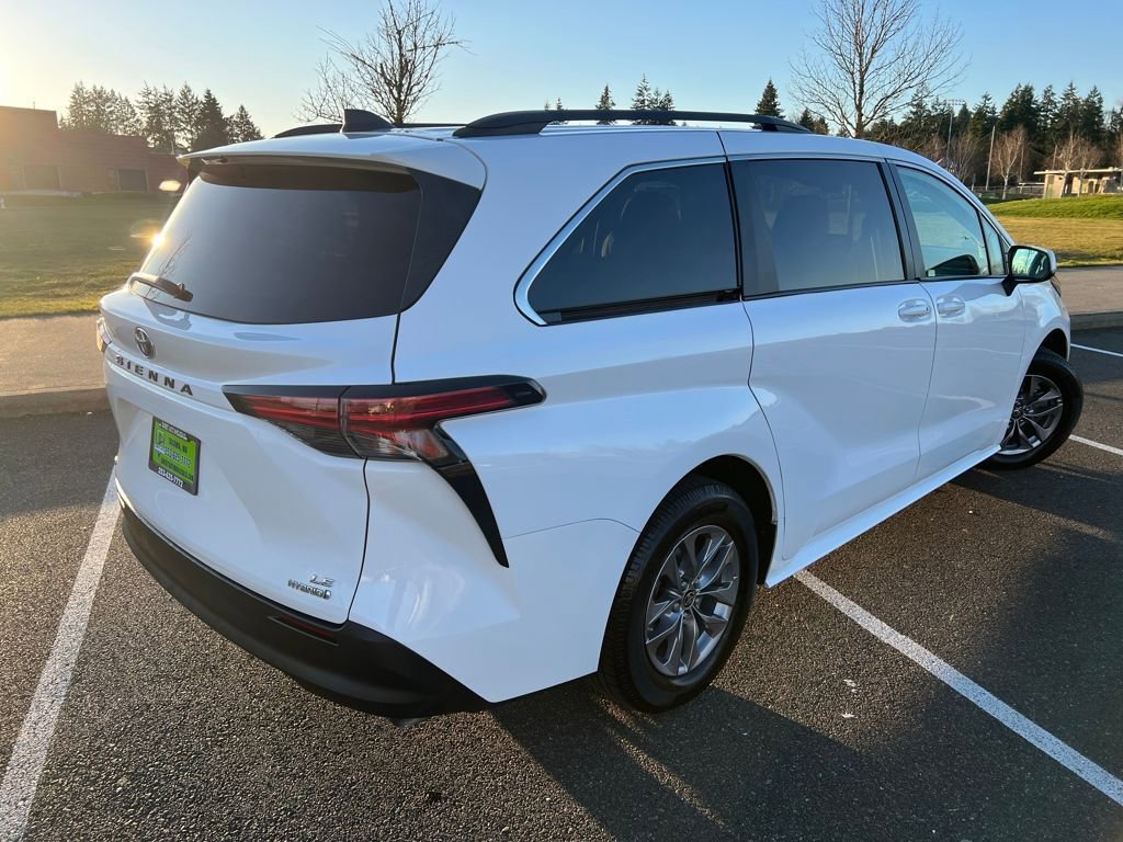 Used 2021 Toyota Sienna LE image 5