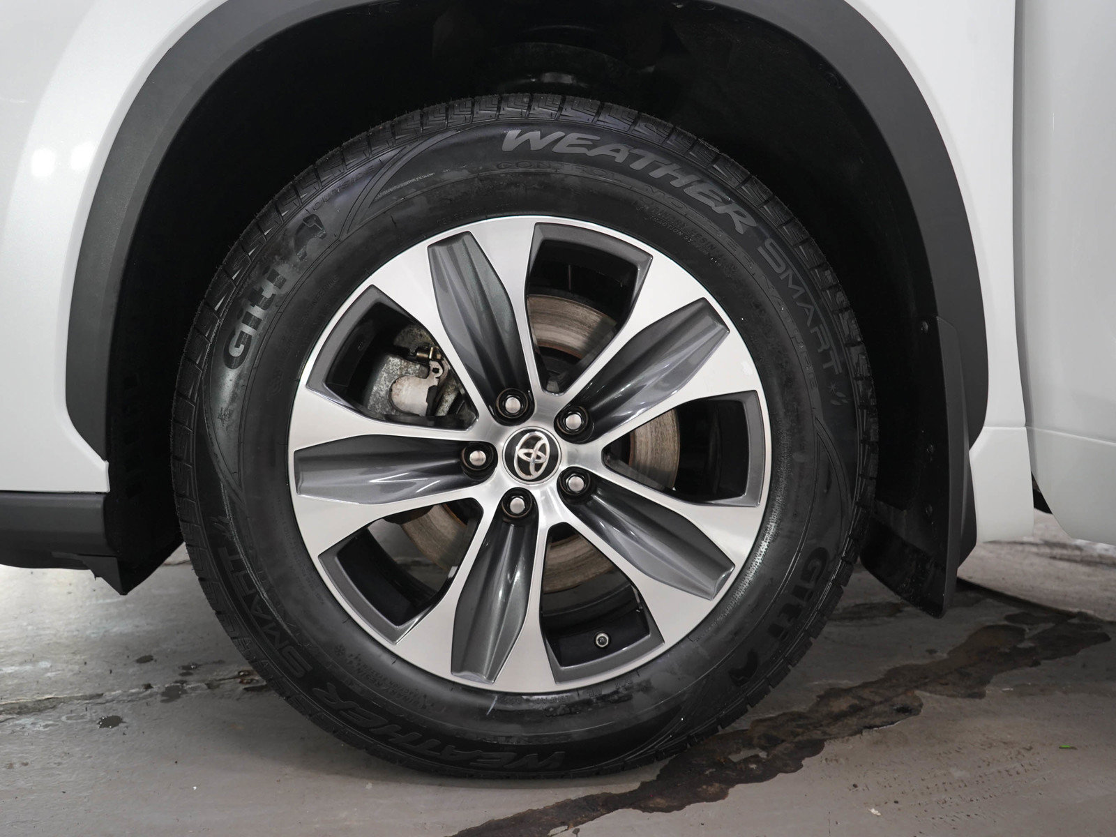 Used 2024 Toyota Highlander XLE AWD/4WD image 32
