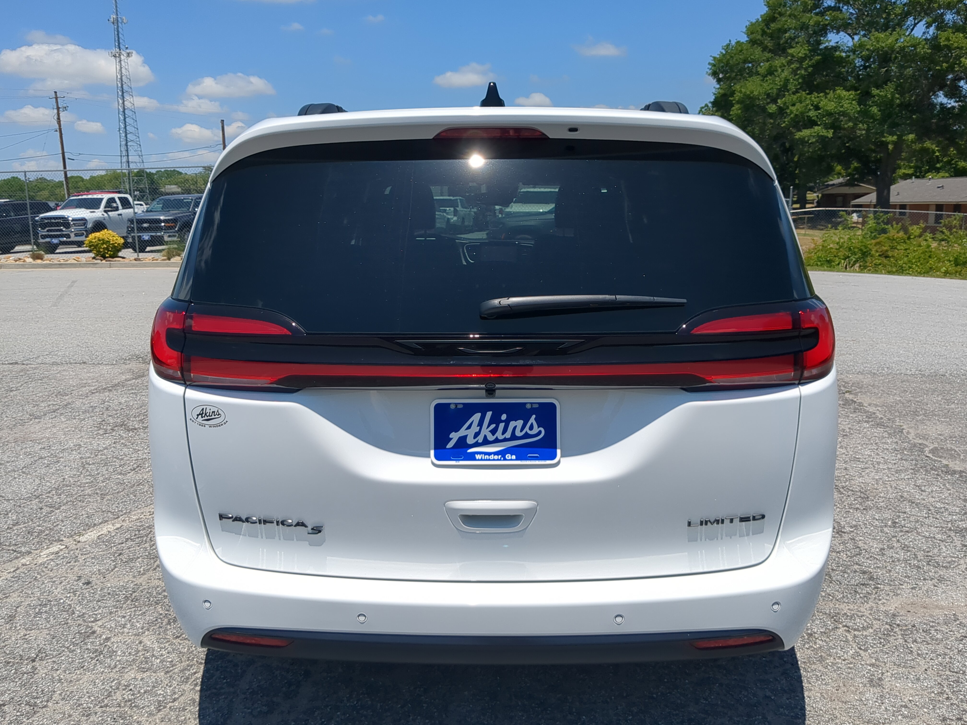 New 2027 Chrysler Pacifica Limited FWD image 4