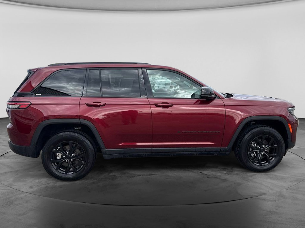 Used 2024 Jeep Grand Cherokee Altitude AWD/4WD image 4