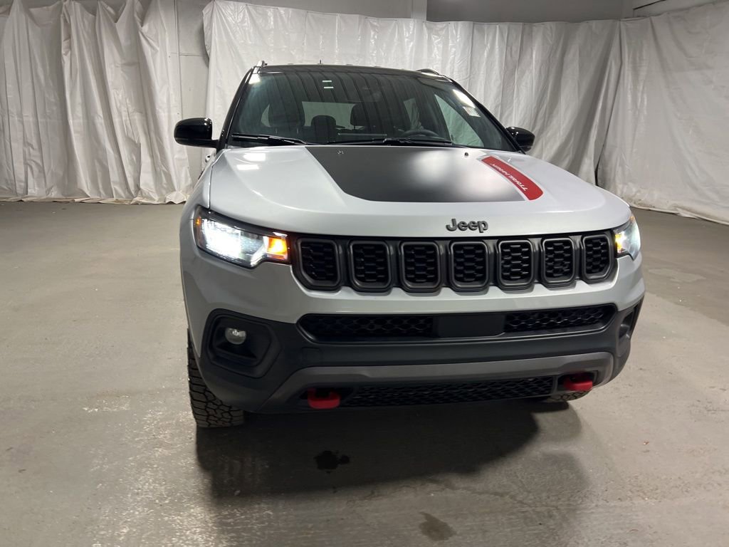 Used 2025 Jeep Compass Trailhawk video 2