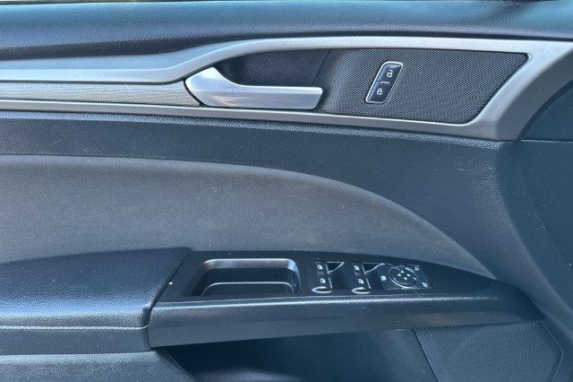 Used 2017 Ford Fusion SE w/ Fusion SE Technology Package FWD image 11