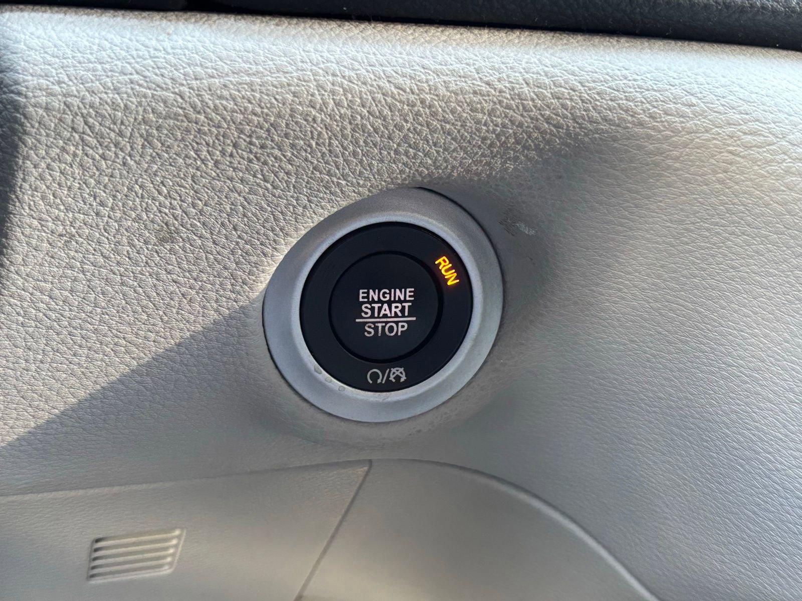 Used 2023 Chrysler Pacifica Limited FWD image 5