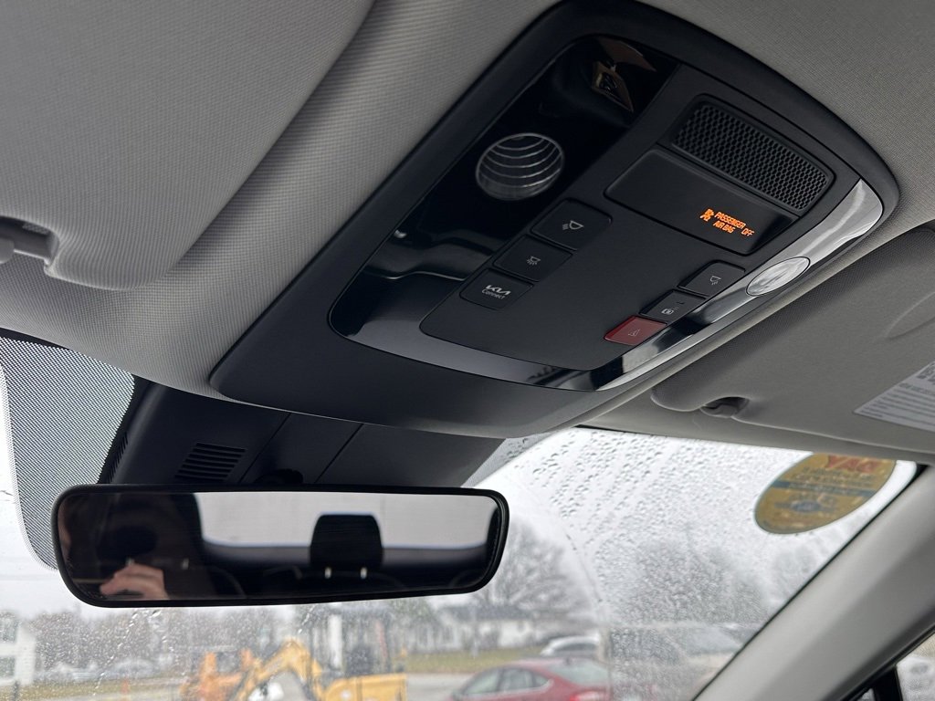 Used 2024 Kia Carnival EX image 35