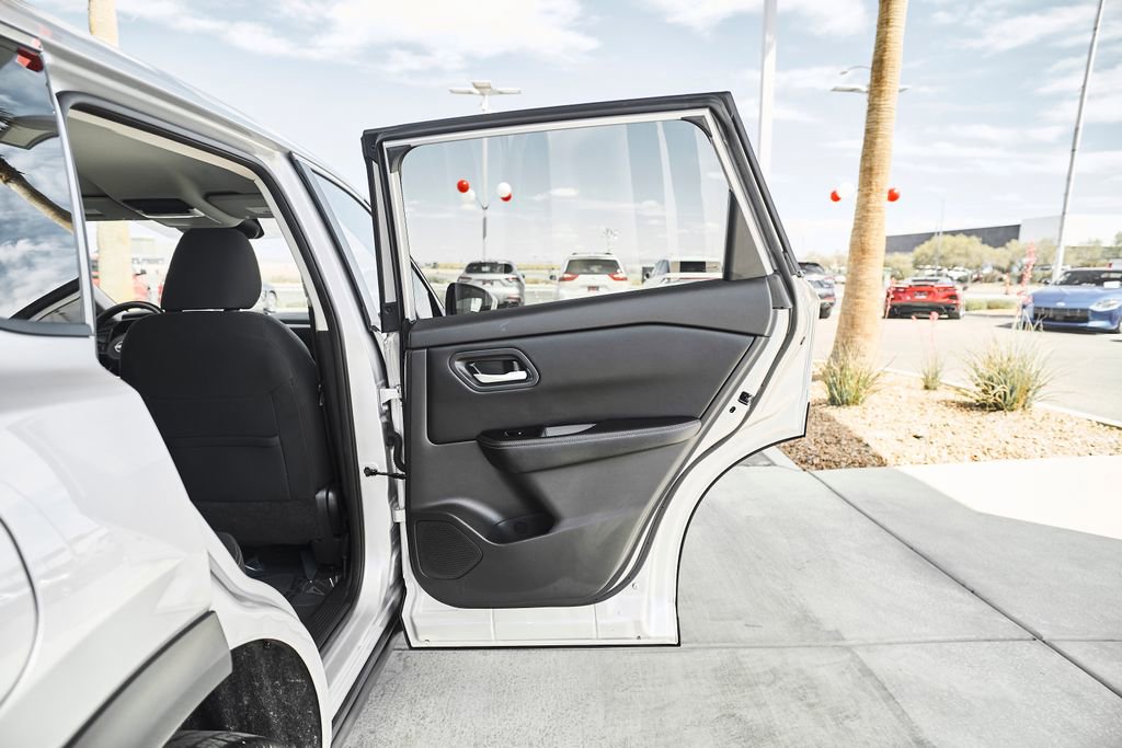 Used 2024 Nissan Rogue SV FWD image 11