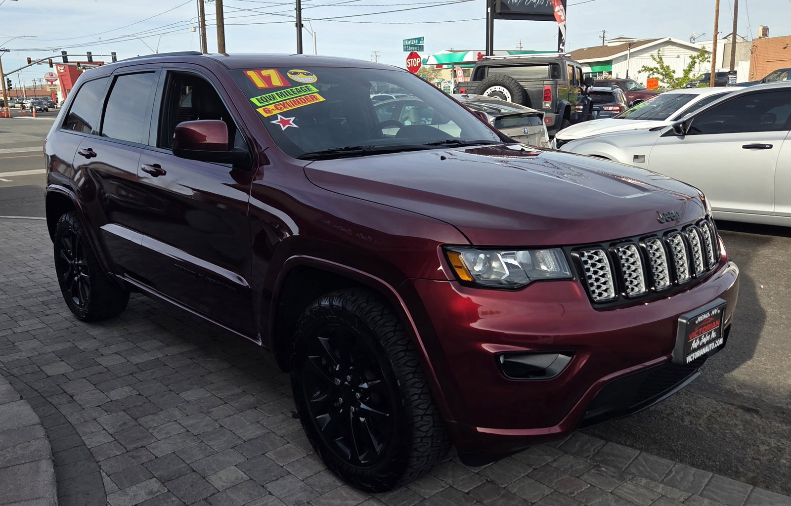Used 2017 Jeep Grand Cherokee Altitude image 3
