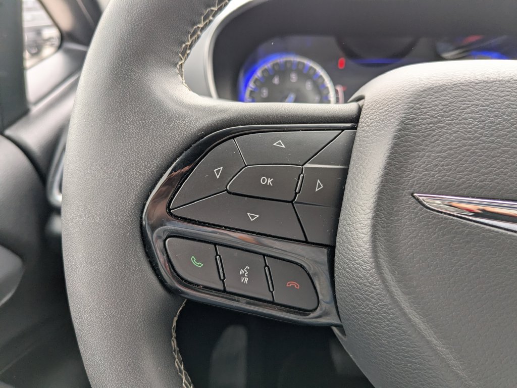Used 2025 Chrysler Pacifica Limited FWD image 26