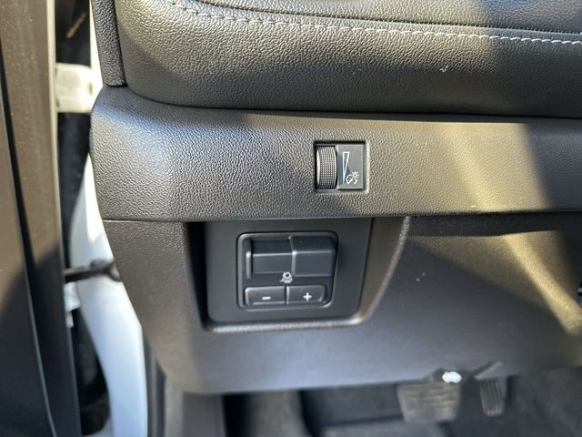 Used 2023 Chevrolet Colorado LT w/ LT Convenience Package III image 18