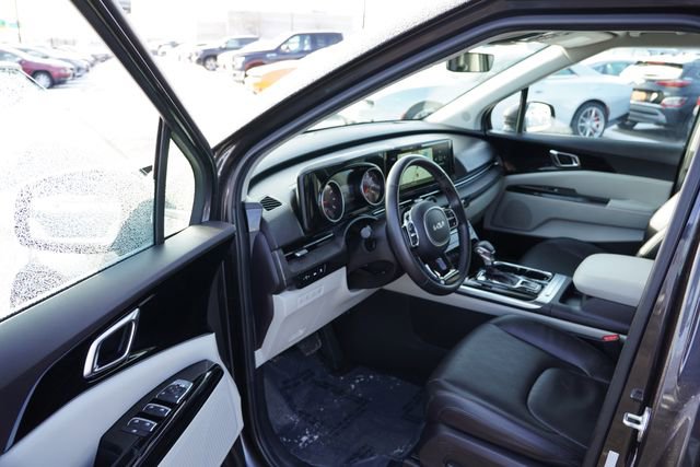 Used 2023 Kia Carnival EX image 14