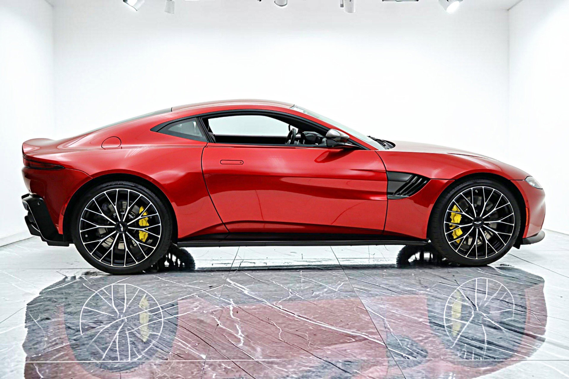 Used 2023 Aston Martin V8 Vantage Coupe RWD image 22