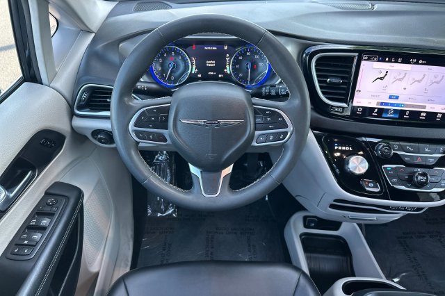 Used 2024 Chrysler Pacifica Touring-L FWD image 16