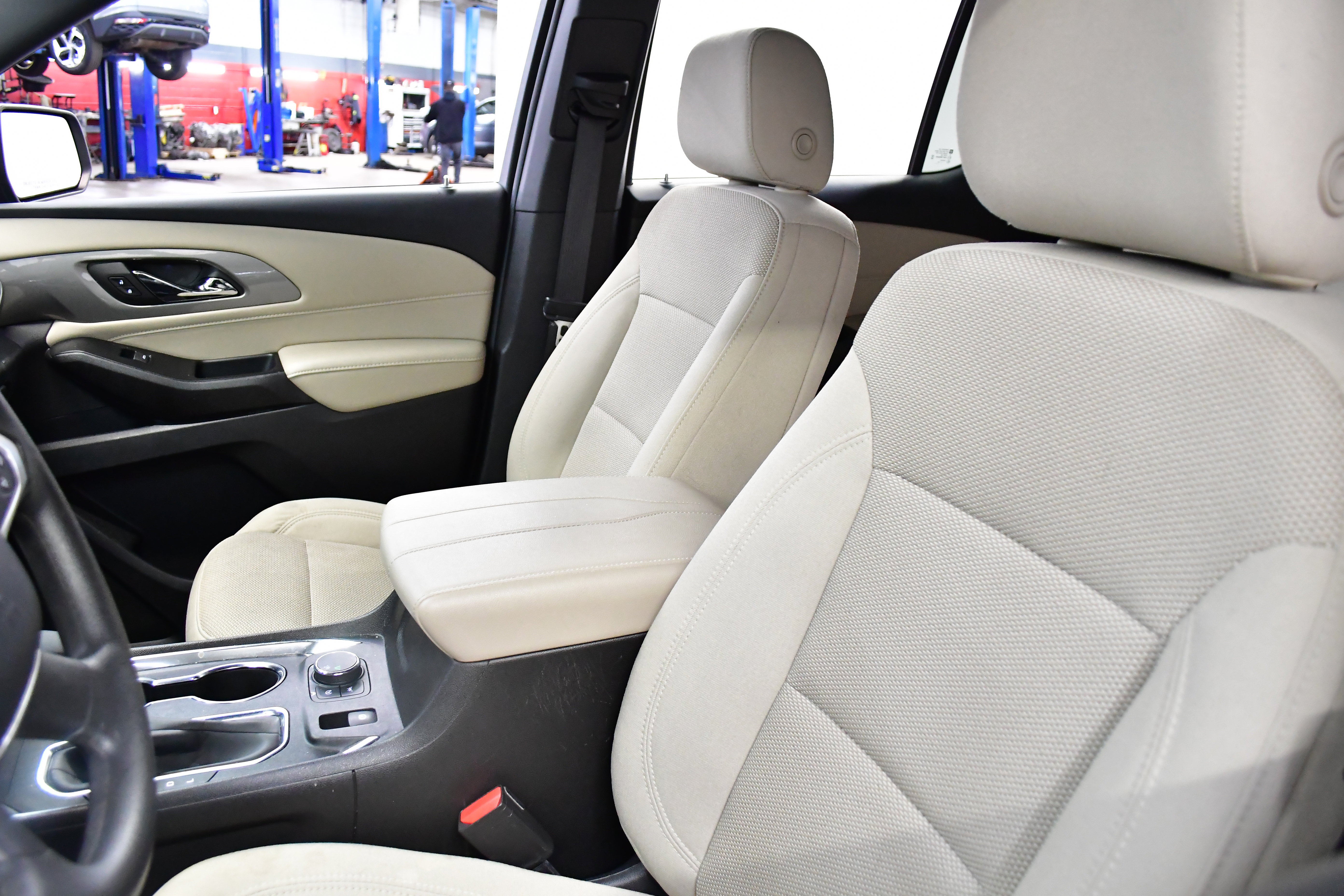 Used 2023 Chevrolet Traverse LS FWD image 10
