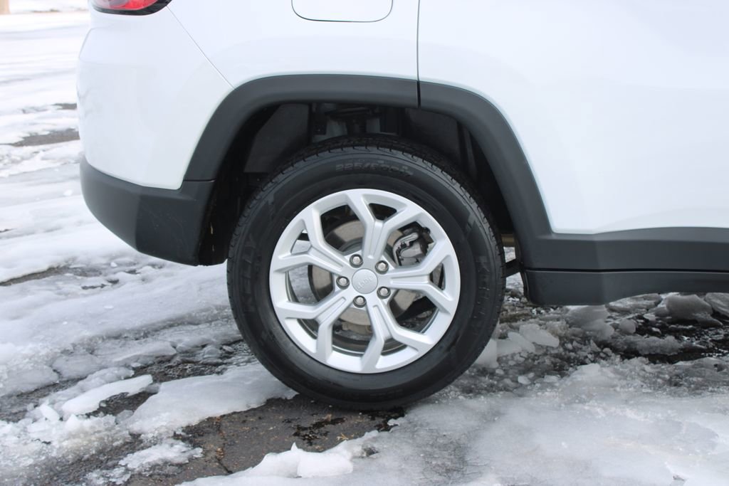 Used 2024 Jeep Compass Latitude image 13