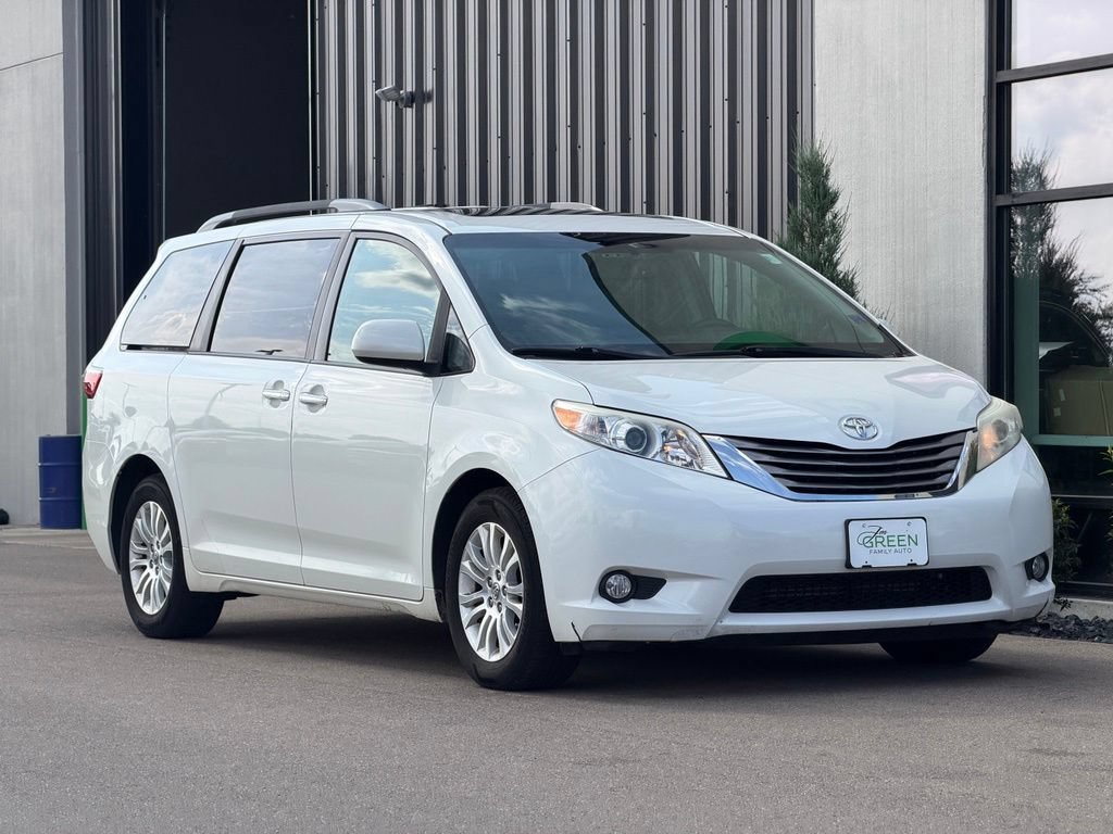 Used 2017 Toyota Sienna XLE w/ XLE Navigation Package FWD image 4