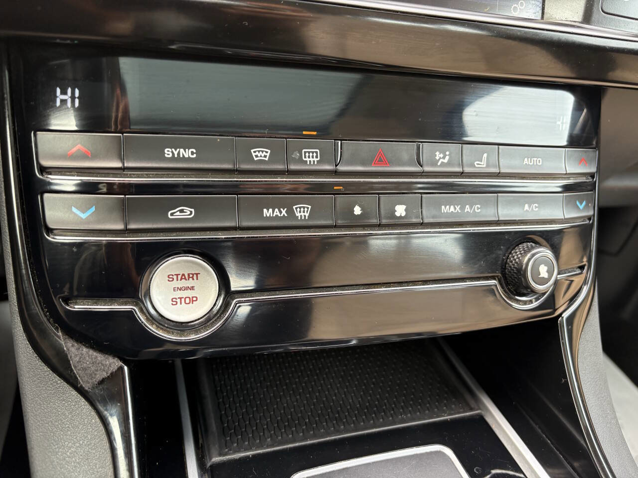 Used 2017 Jaguar XE Premium image 35