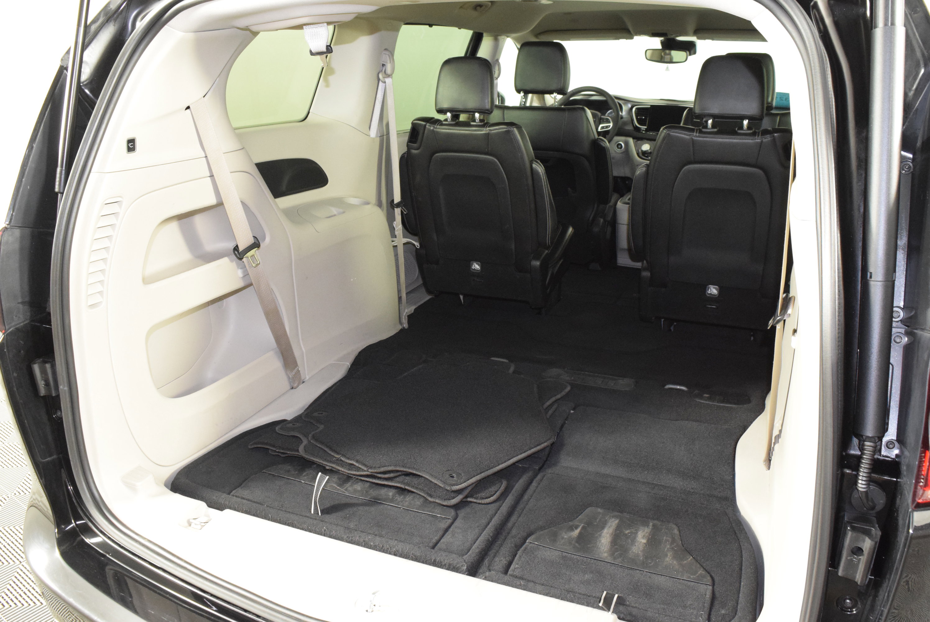 Used 2024 Chrysler Pacifica Touring-L image 41