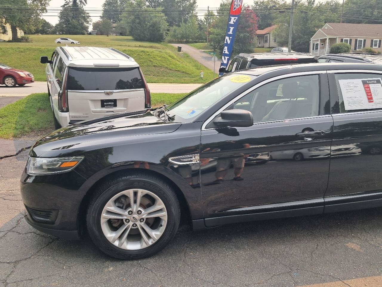 Used 2017 Ford Taurus SE FWD image 3