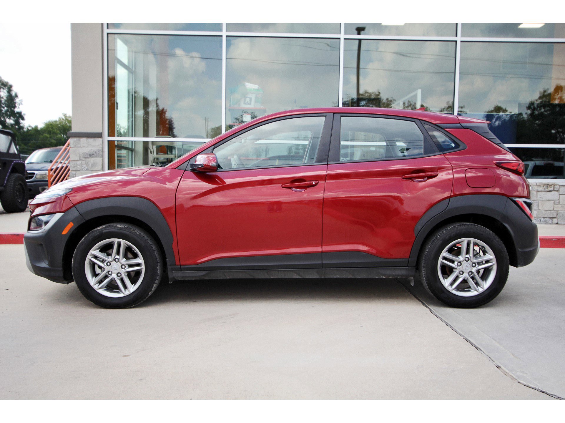 Used 2023 Hyundai Kona SE image 3