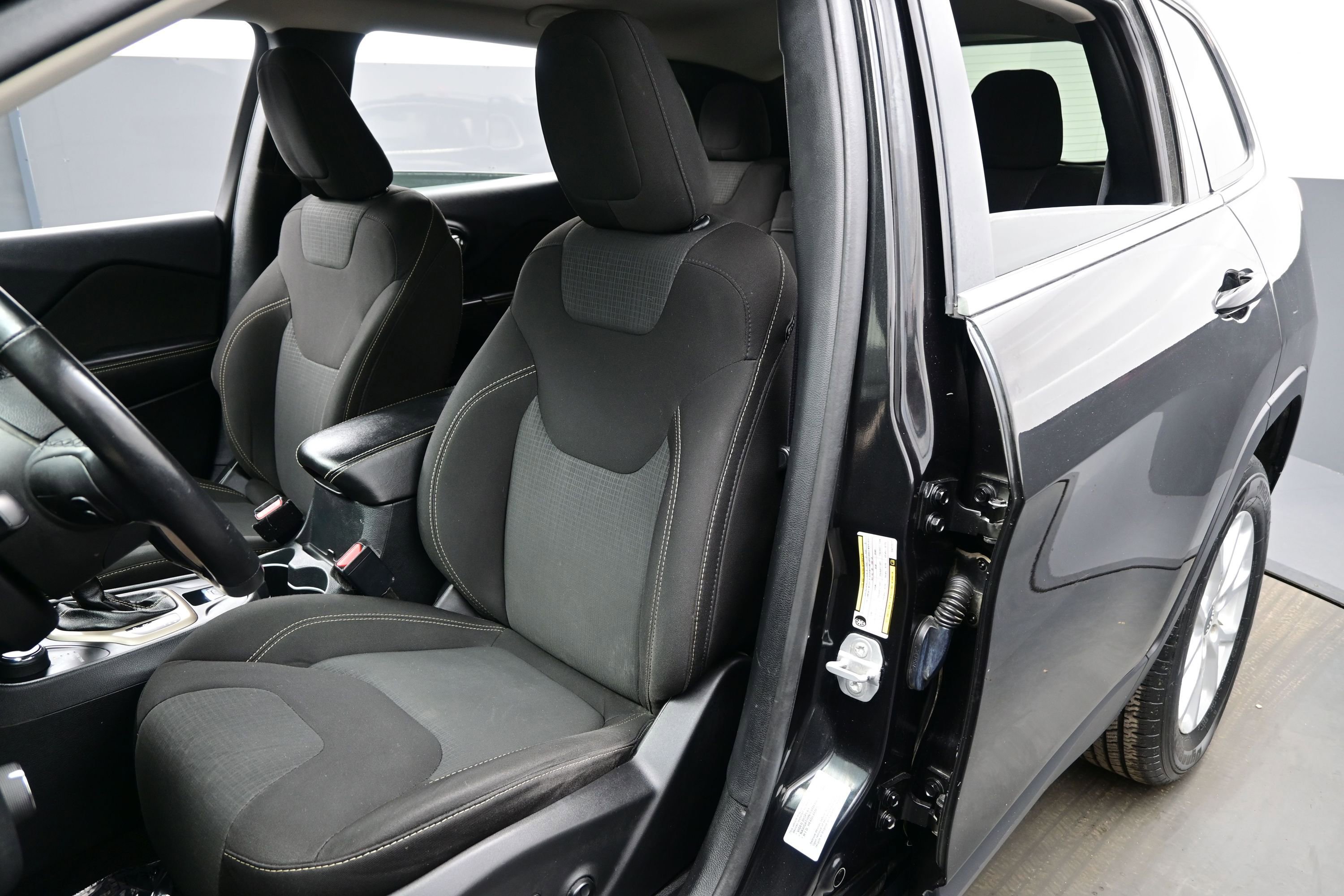 Used 2016 Jeep Cherokee Latitude w/ Comfort/Convenience Group image 11