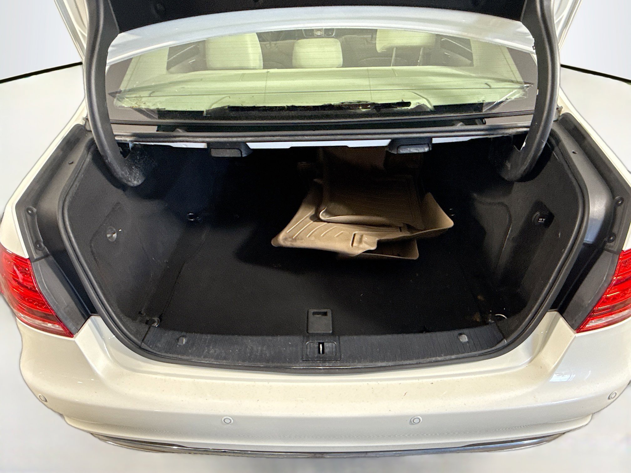 Used 2016 Mercedes-Benz E 350 Sedan w/ Premium Package image 34