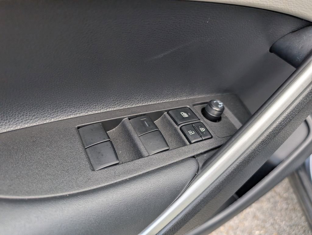 Used 2025 Toyota Corolla Cross L image 9