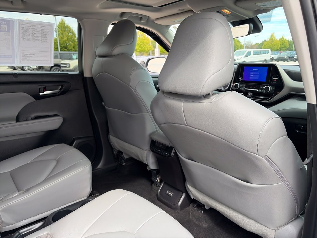 Used 2023 Toyota Highlander XLE AWD/4WD image 27