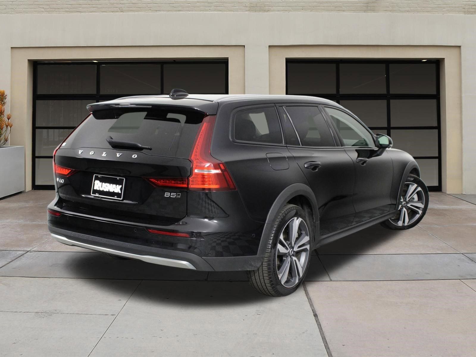 Certified 2025 Volvo V60 B5 Cross Country Plus image 4