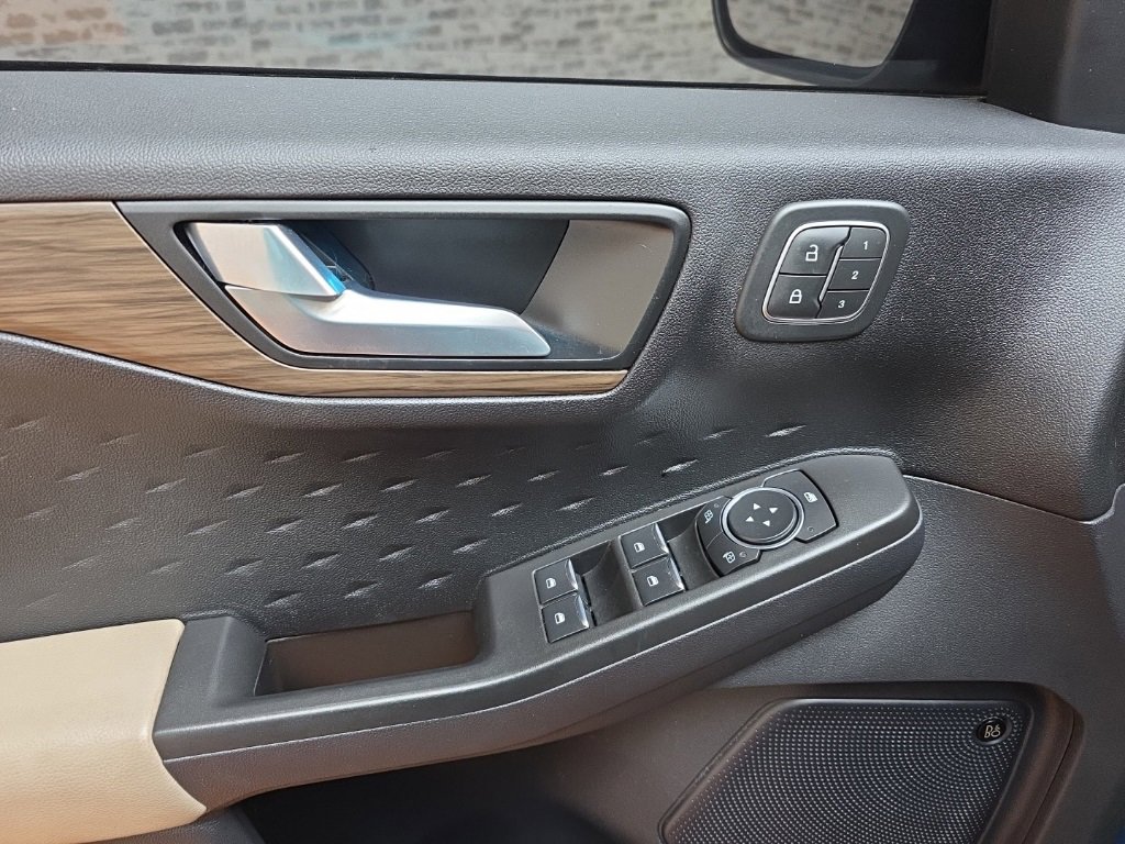 Used 2020 Ford Escape Titanium w/ Titanium Premium Package 2.0 image 27