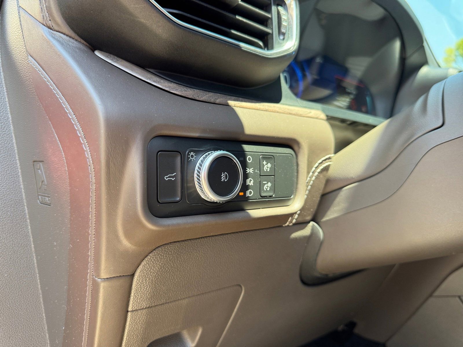 Used 2021 Ford Explorer Platinum w/ Equipment Group 601A AWD/4WD image 22