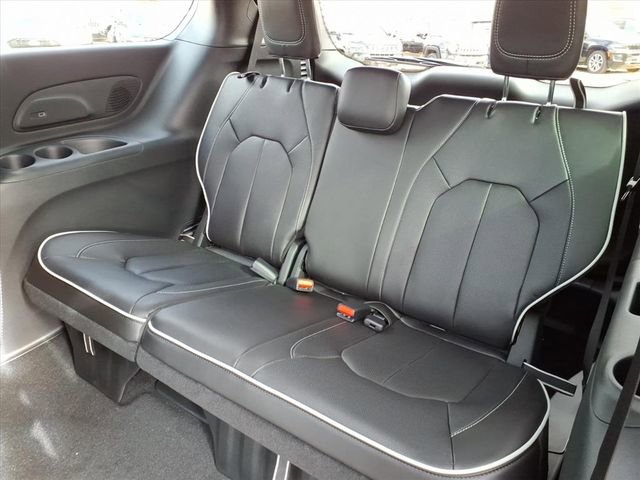 New 2026 Chrysler Pacifica Limited w/ S Appearance Package FWD image 11