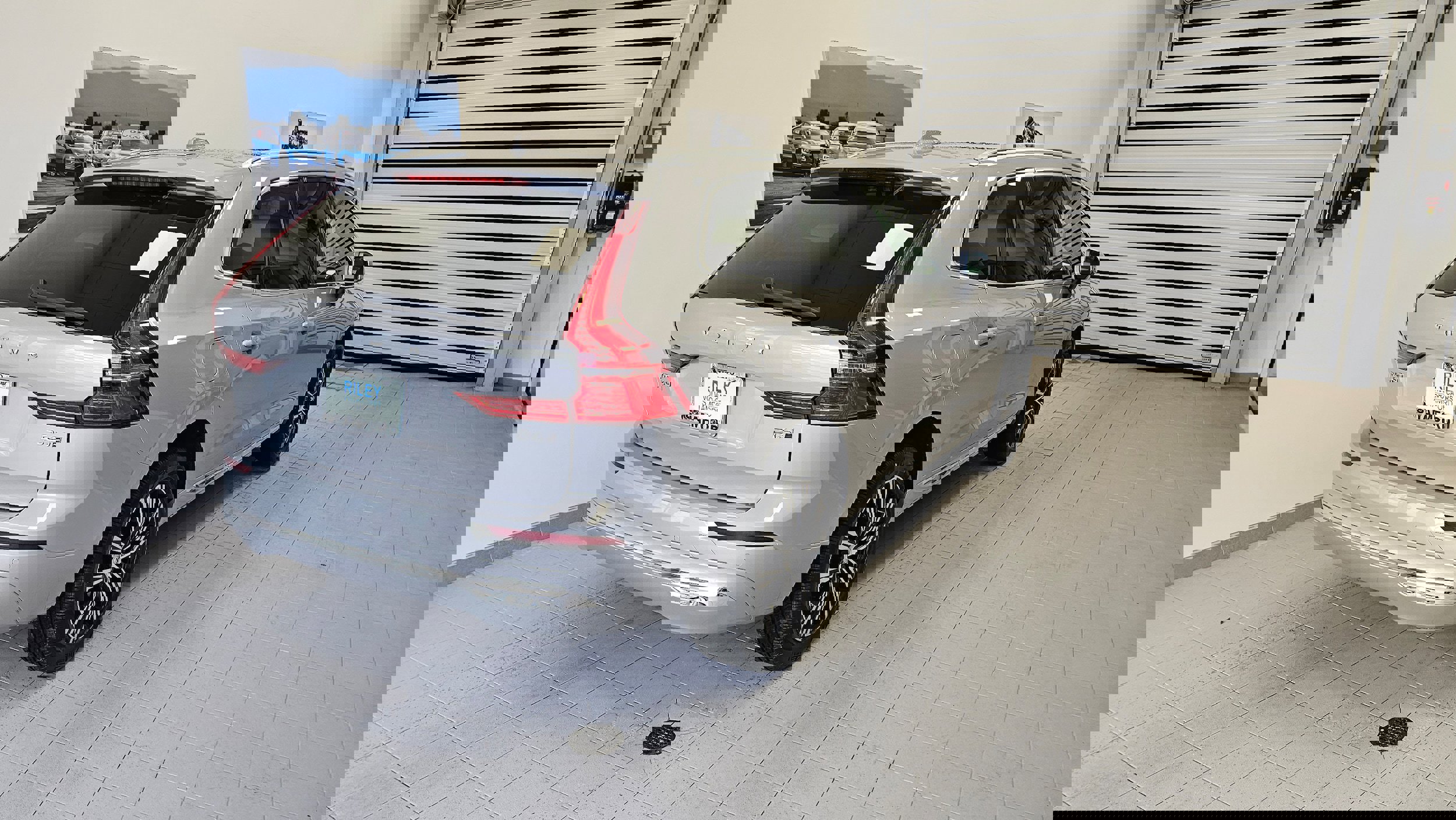 Certified 2022 Volvo XC60 B6 Inscription w/ Climate Package image 4