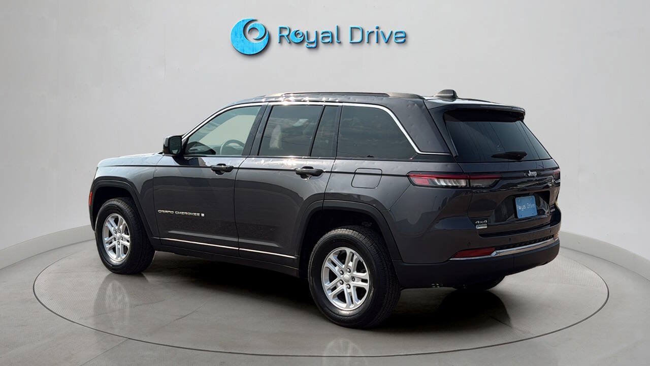 Used 2024 Jeep Grand Cherokee Laredo w/ Luxury Tech Group I AWD/4WD image 4