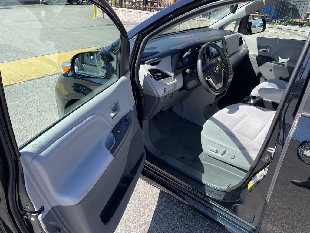 Used 2020 Toyota Sienna LE w/ LE Preferred Package FWD image 14