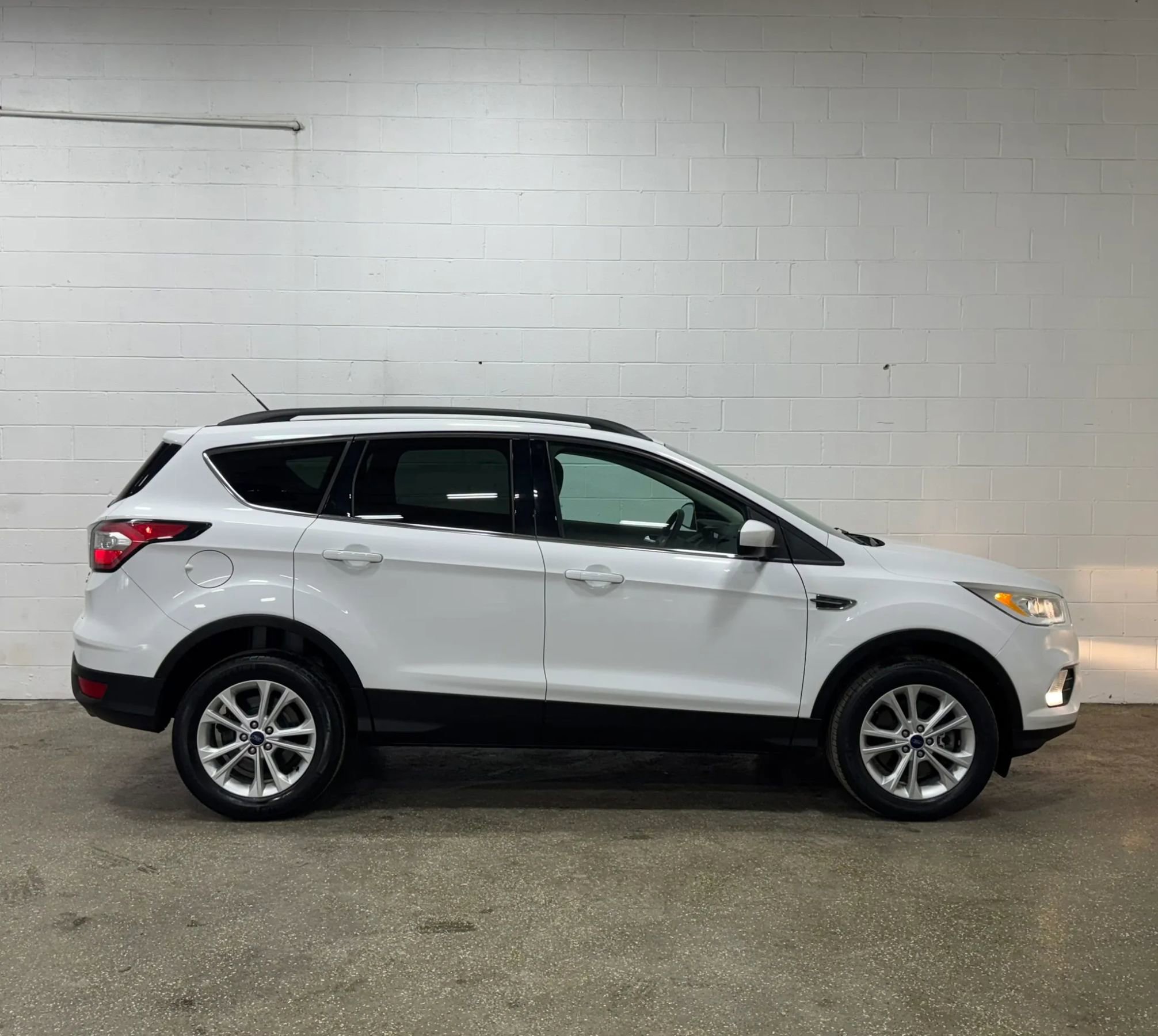 Used 2017 Ford Escape SE w/ Equipment Group 201A image 2