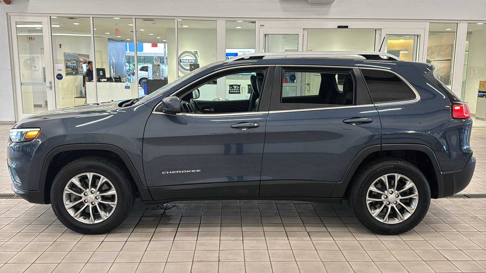 Used 2021 Jeep Cherokee Latitude Lux w/ Sun & Sound Group AWD/4WD image 8