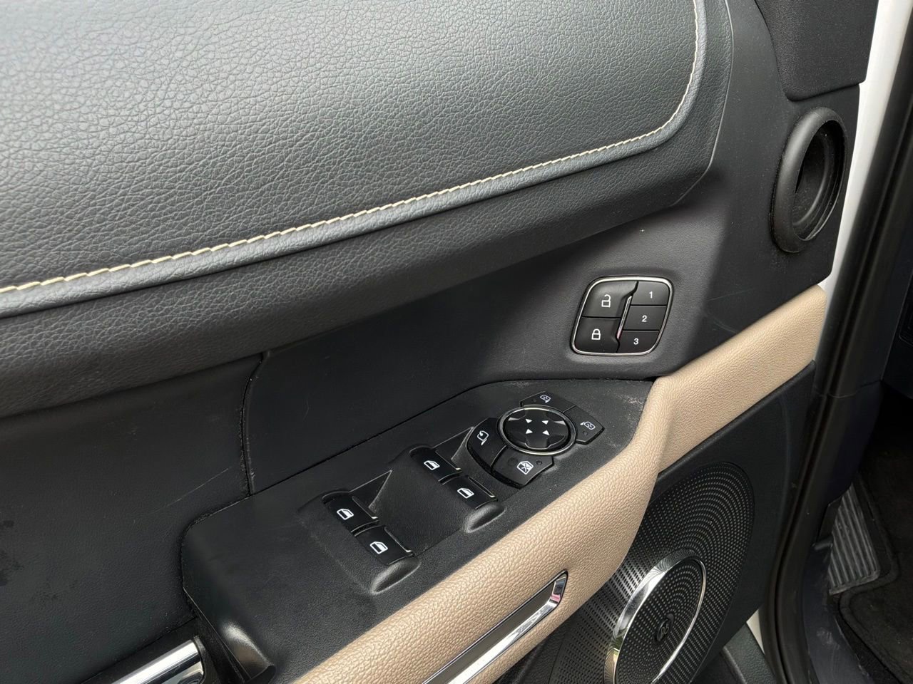 Used 2024 Ford Expedition Limited AWD/4WD image 18